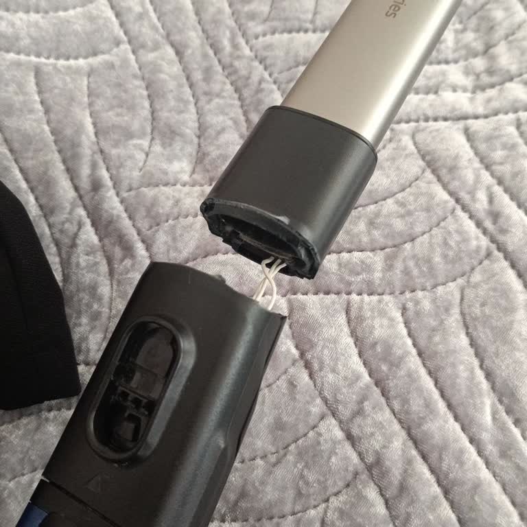 Philips 8000 Dikey Süpürgede Plastik Parça Sürekli Kırılıyor, Garanti Sonrası Ücret İstemiyorum