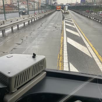 Beylikdüzü Metrobüs Beton Yollarındaki Çökükler Güvenliği Tehlikeye Atıyor