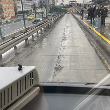 Beylikdüzü Metrobüs Beton Yollarındaki Çökükler Güvenliği Tehlikeye Atıyor