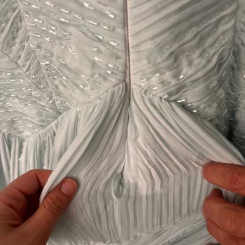 Nişan Günü Kıyafeti Bozuk Çıktı, Mahcup Ve İade Talebi