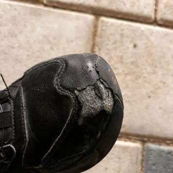 FLO Ayakkabı Mağazasındaki Spor Ayakkabılarda Deri Soyulması Ve Yırtılması Ücret İadesi Talebi