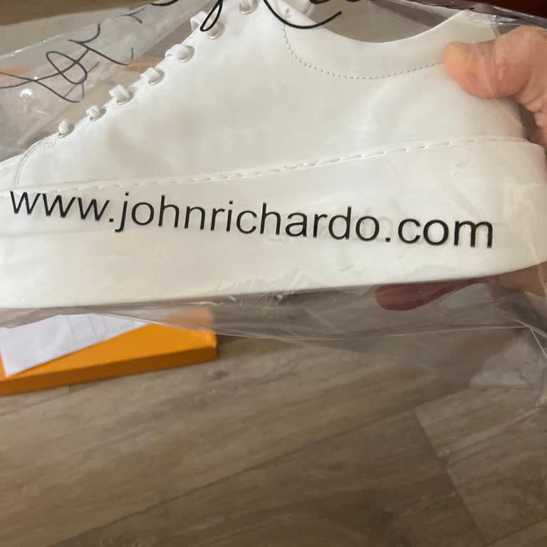 John Richardo Farklı Yanlış Ayakkabı Gönderdi