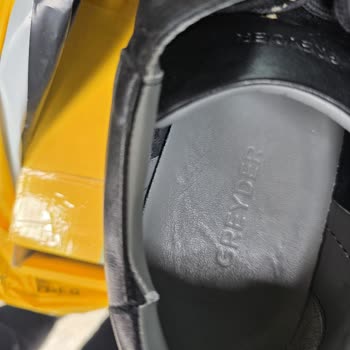 Kısa Sürede Yırtılan Sneaker İçin Ücretsiz Onarım Ve Değişim Talebi