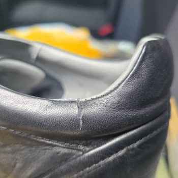 Kısa Sürede Yırtılan Sneaker İçin Ücretsiz Onarım Ve Değişim Talebi