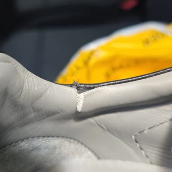 Kısa Sürede Yırtılan Sneaker İçin Ücretsiz Onarım Ve Değişim Talebi