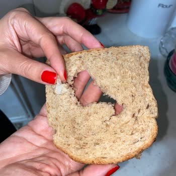 UNO Ekmeğinde Bulunan Sivri Plastik Parçalar Hakkında Açıklama Ve İade Talebi