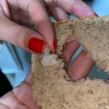 UNO Ekmeğinde Bulunan Sivri Plastik Parçalar Hakkında Açıklama Ve İade Talebi