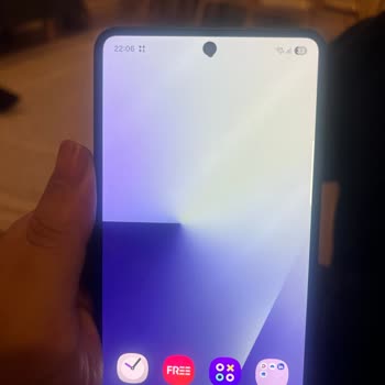Yeni Aldığım Samsung Galaxy Z Flip 7’te Kamera Altındaki Siyah Leke Üretim Hatası