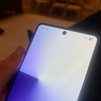 Yeni Aldığım Samsung Galaxy Z Flip 7’te Kamera Altındaki Siyah Leke Üretim Hatası