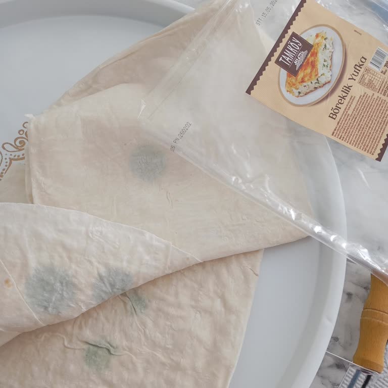 Şok Markette Bozuk Yufka Ve Peynir, Son Kullanma Tarihi Geçmemiş Olmasına Rağmen