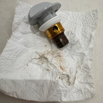 Philips Ütüsünde Paslı Su Sızdırması Ve Kalıcı Lekeler Nedeniyle Değişim Talebi