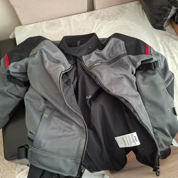 Eksik Sırt Pediyle Gelen Motosiklet Montu İçin Hızlı Ve Tek Taraflı Kapatılan Şikayet
