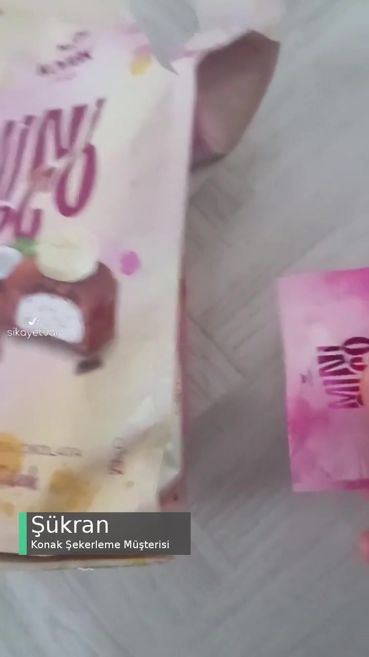 Konak Şekerleme Paketin İçinde Bir Tane Boş Ambalajlanmış Çikolata Çıktı videonun kapak resmi
