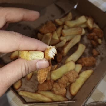 Eksik Tavuklu Pizza, Bayat Yan Ürünler Ve Gönderilmeyen Cinnamon Roll İçin İade Talebi