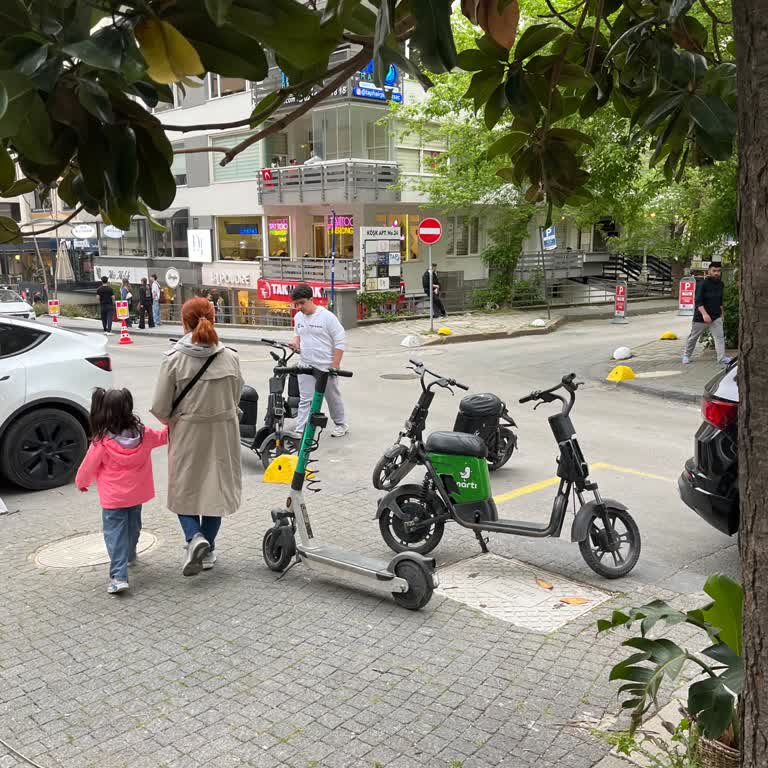 Suadiye Mahallesinde Martı Scooter’ları Kaldırımları Ve Yaya Geçiş Alanlarını Engelliyor