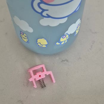 Çocuk Matarasının Kapak Mandalı Tek Düşmede Kırıldı