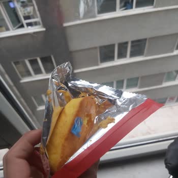 Kek İçinden Eldiven Parçası Çıktı: Gıda Güvenliği Endişesi