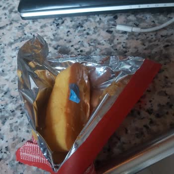 Kek İçinden Eldiven Parçası Çıktı: Gıda Güvenliği Endişesi