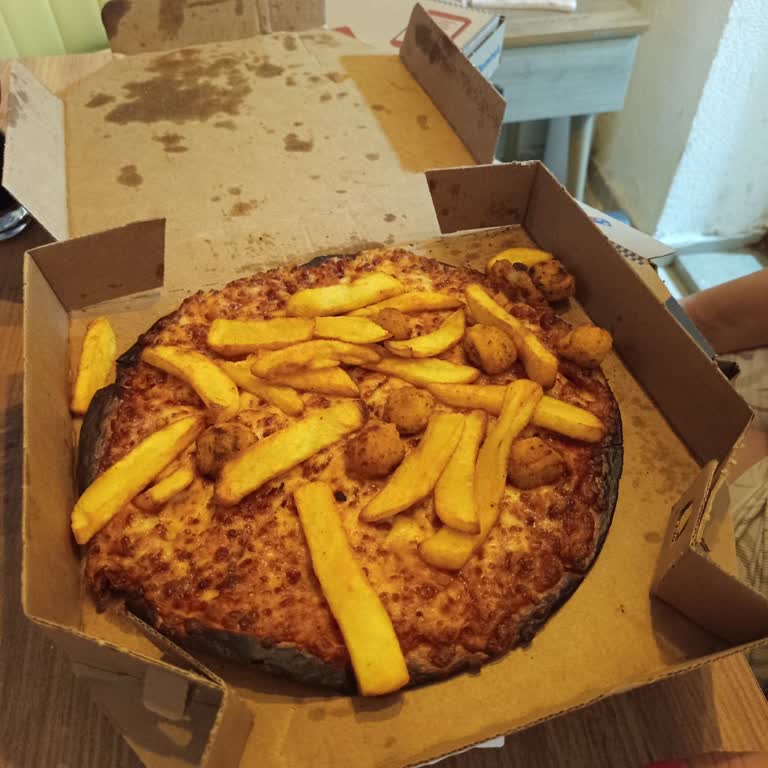 Soğuk Gelen Pizza Ve Kova Ürünlerinin Karışması