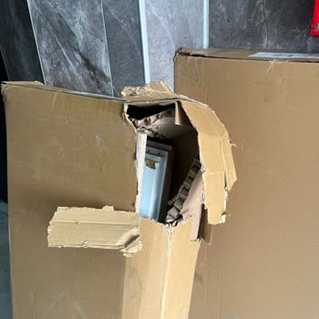Sürat Kargo'nun Apartman Girişine Bıraktığı Hasarlı Mutfak Dolabı İçin Ücretsiz Değişim Talebi