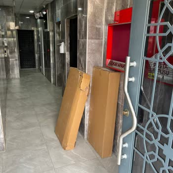 Sürat Kargo'nun Apartman Girişine Bıraktığı Hasarlı Mutfak Dolabı İçin Ücretsiz Değişim Talebi