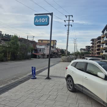 Uygunsuz Reklam Panosu Araç Hasarına Neden Oldu, A101 Sorumluluk Almadı