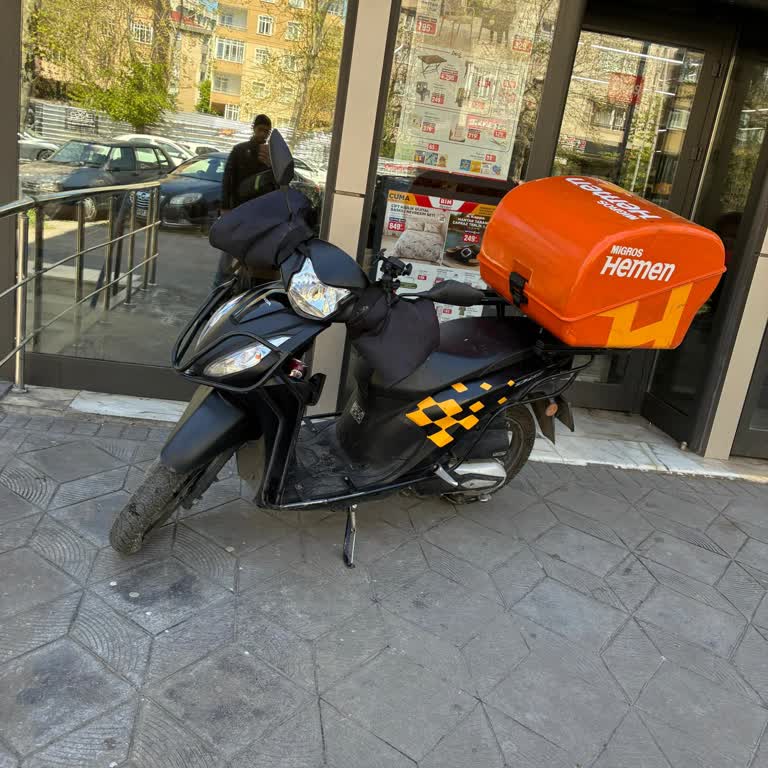 Migros Hemen Kurye Alkol Şişesiyle Trafiği Tehlikeye Soktu