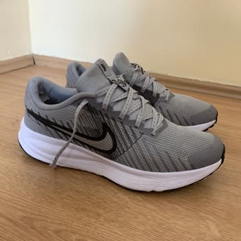 Nike Ayakkabısının İç Parçası Hızla Parçalandı, Mağaza Yardımsız Kaldı