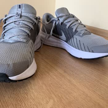 Nike Ayakkabısının İç Parçası Hızla Parçalandı, Mağaza Yardımsız Kaldı