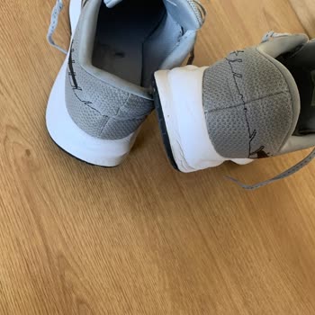 Nike Ayakkabısının İç Parçası Hızla Parçalandı, Mağaza Yardımsız Kaldı