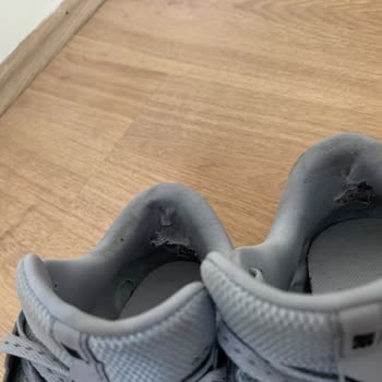 Nike Ayakkabısının İç Parçası Hızla Parçalandı, Mağaza Yardımsız Kaldı