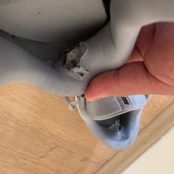 Nike Ayakkabısının İç Parçası Hızla Parçalandı, Mağaza Yardımsız Kaldı