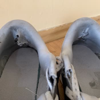 Nike Ayakkabısının İç Parçası Hızla Parçalandı, Mağaza Yardımsız Kaldı