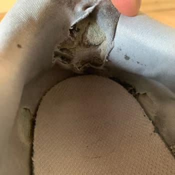 Nike Ayakkabısının İç Parçasının Bir Ayda Yırtılması Ve FLO Mağazasının Değişim Reddi