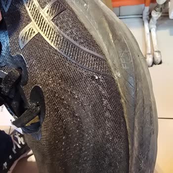 Asics rechaza garantía por deformación prematura enzapatillas