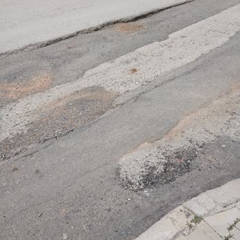 Akyar Mahallesi Çöken Yol Ve Tehlikeli Kanal İçin Acil Onarım Talebi