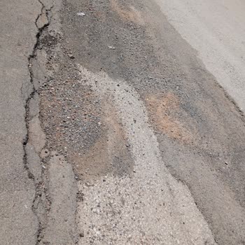 Akyar Mahallesi Çöken Yol Ve Tehlikeli Kanal İçin Acil Onarım Talebi