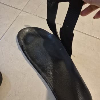 Terliklerin Yapışkanları Açıldı, Kullanılamaz Hale Geldi