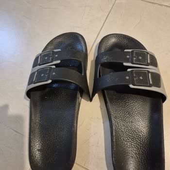 Terliklerin Yapışkanları Açıldı, Kullanılamaz Hale Geldi