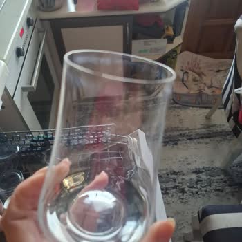 Bardaklarda İz Bırakan Lekeler Ve Servisin Reddetmesi