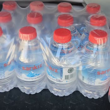 Sarı Kız Su Şişelerinde Yoğun Klor Kokusu Ve Bozuk Tat