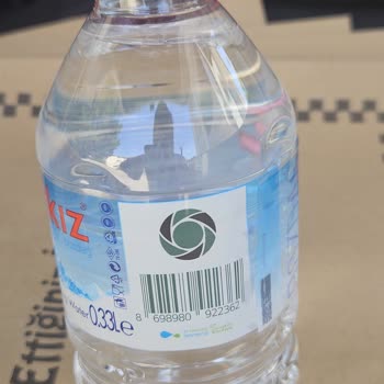 Sarı Kız Su Şişelerinde Yoğun Klor Kokusu Ve Bozuk Tat