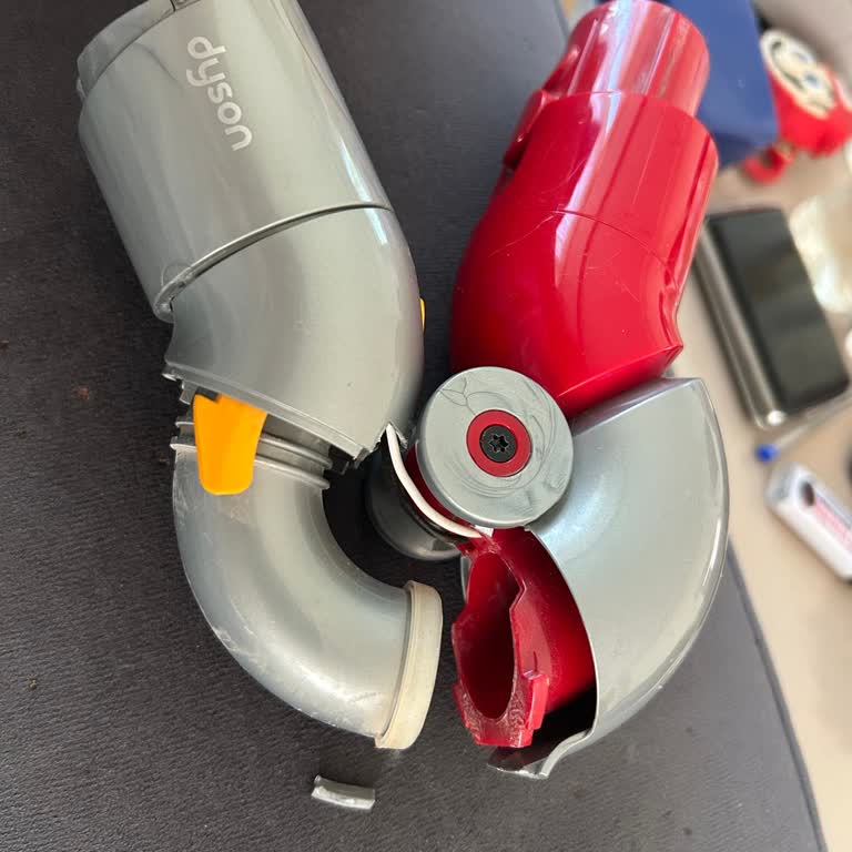 Dyson V12 Slim Absolute Aparatı Çentik Kırıldı, Garanti Kapsamında Değişim İstiyorum