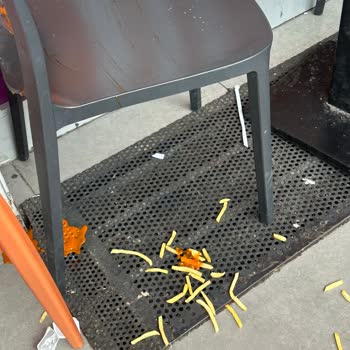 Popeyes Ankara Şubesinde Temizlik Ve Sigara Sorunları