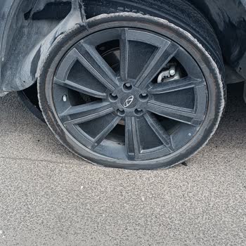 Sıfır Araçta Continental Lastiğin Patlaması 130 Km/s Hızda Korkunç Kazaya Yol Açtı