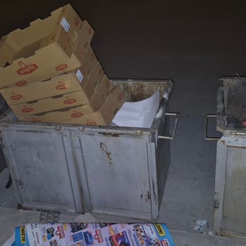 A101 Burdur Şubesinde Son Kullanma Tarihi Geçmiş Tavuk Ürünlerinin Çöp Kutusunda Bulunması
