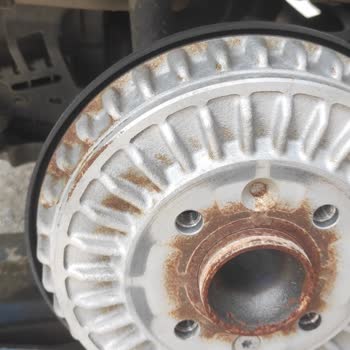 Yeni Renault Clio’da Arka Fren Kaliperlerinde Aşırı Pas Ve Korozyon