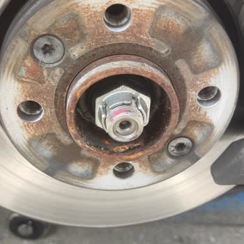 Yeni Renault Clio’da Arka Fren Kaliperlerinde Aşırı Pas Ve Korozyon