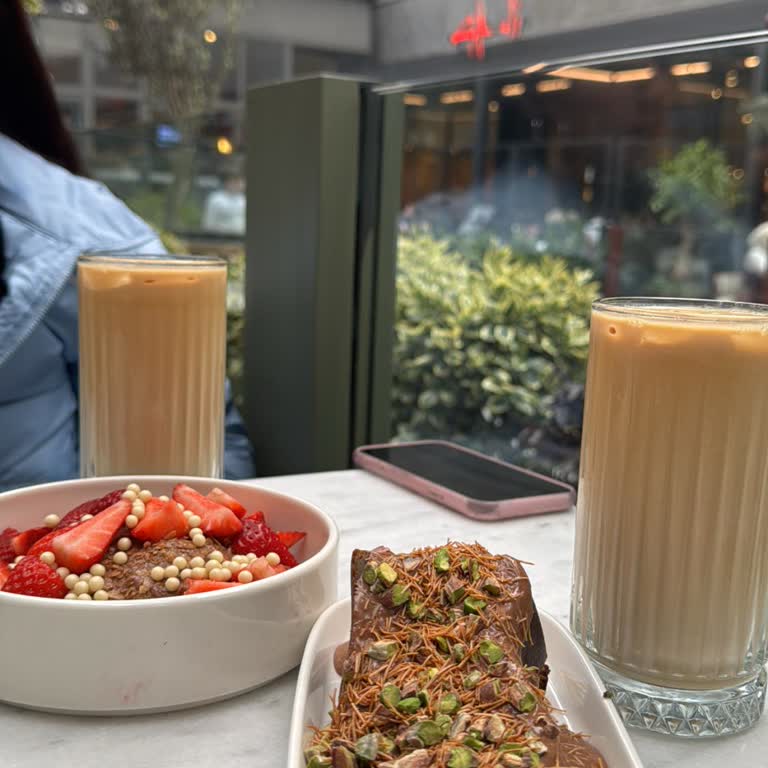 Aşırı Buzlu Latte Ve Kirli Sunum