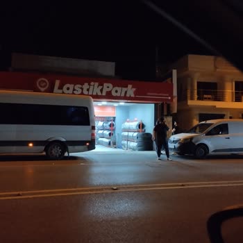 Acil Durumda Açık Olan Lastik Servisinde Yardımcı Olunmadı